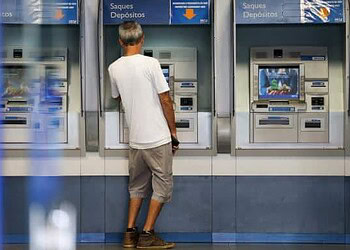 Agências da Caixa abrem mais cedo nesta segunda e terça-feira para saques do FGTS