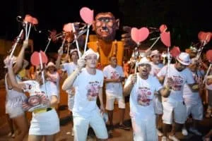 Desfiles de blocos carnavalescos agitam a última noite de folia
