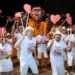 Desfiles de blocos carnavalescos agitam a última noite de folia