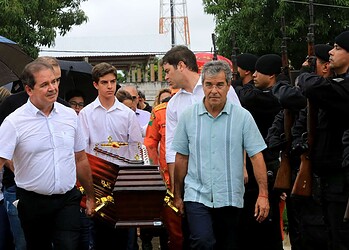 Tião e Jorge Viana dão o último adeus ao pai, Wildy Viana