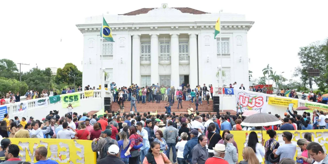 Trabalhadores e estudantes param o Centro contra reformas do Governo Federal