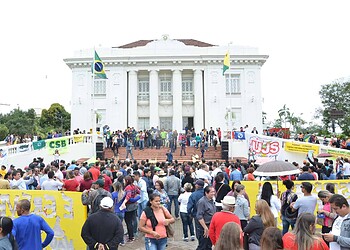 Trabalhadores e estudantes param o Centro contra reformas do Governo Federal