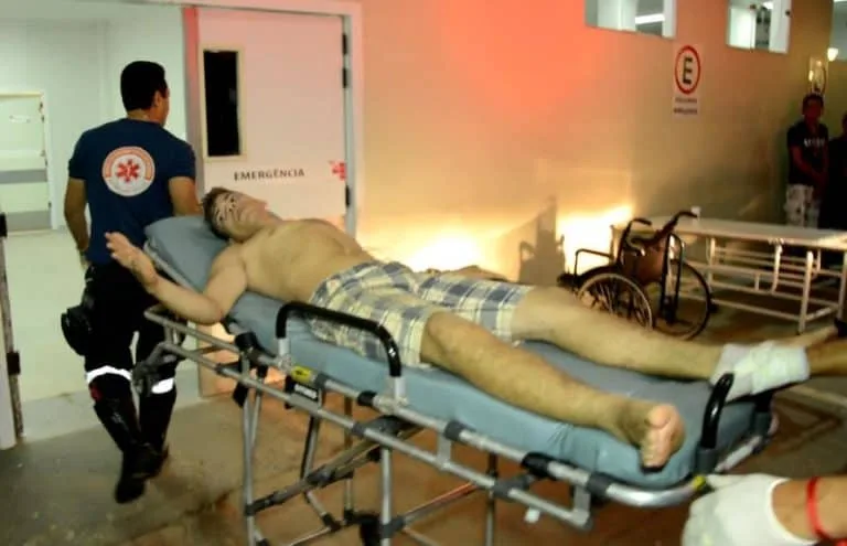 Jovem troca tiros com a polícia e pode ficar paraplégico