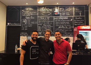 Os empresários Thales Matias e Natan Dantas com o chef Pedro Coe