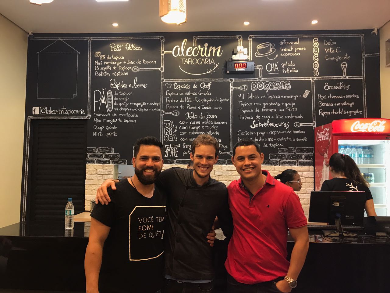 Os empresários Thales Matias e Natan Dantas com o chef Pedro Coe