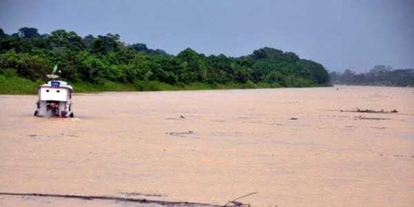 Pai e filho desaparecem após naufrágio no Rio Juruá