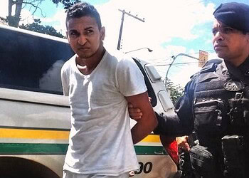 Dione Alves durante chegada na Delegacia de Flagrante de Rio Branco (Foto Aline Nascimento G1 AC)