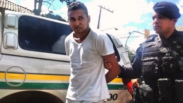 Dione Alves durante chegada na Delegacia de Flagrante de Rio Branco (Foto Aline Nascimento G1 AC)