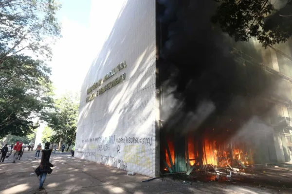 Ato na Esplanada termina com 7 presos, 49 feridos e rastro de depredação