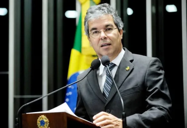 Senador Jorge Viana comemora aprovação da PEC que torna estupro crime sem prescrição