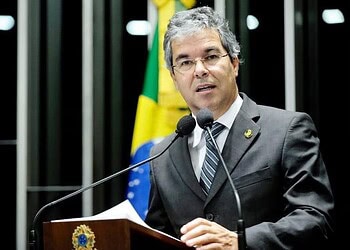 Senador Jorge Viana comemora aprovação da PEC que torna estupro crime sem prescrição