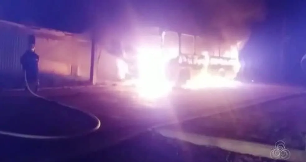 Secretário nega que ônibus incendiado seja retaliação a bloqueadores de celulares no presídio
