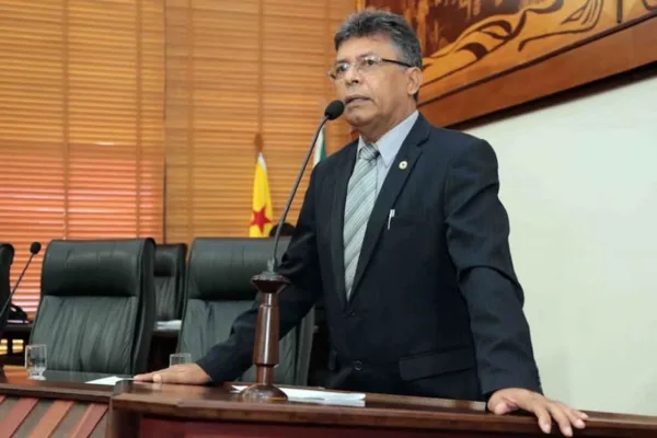 Deputado elogia escola em tempo integral e pede que a modalidade de ensino seja aplicada em Xapuri