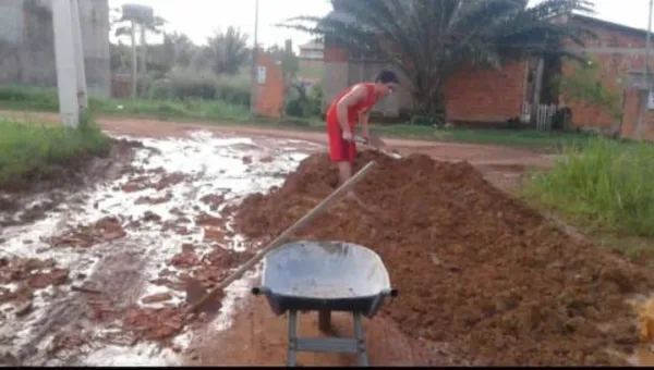 Moradores reclamam de barro bloqueando a via no Xavier Maia
