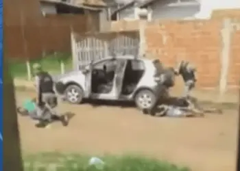 Policiais que espancaram 3 suspeitos a pauladas voltam a ser presos