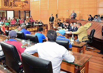 Taxistas intermunicipais ocupam galerias da Assembleia Legislativa para protestar contra Ageac 5 Taxistas intermunicipais ocupam galerias da Assembleia Legislativa para protestar contra Ageac