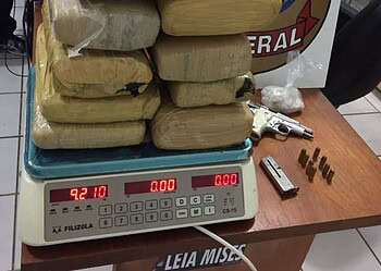 Polícia Federal apreende 9 quilos de maconha, pasta base e pistola em Cruzeiro do Sul