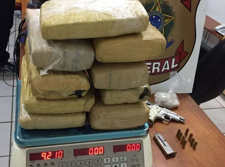 Polícia Federal apreende 9 quilos de maconha, pasta base e pistola em Cruzeiro do Sul
