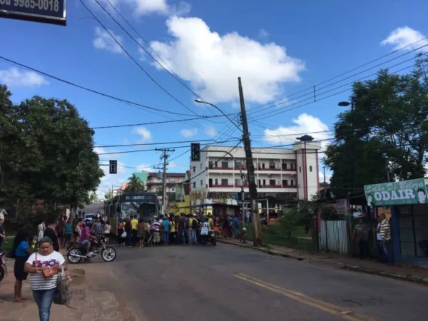 Idoso é atropelado por ônibus ao atravessar na faixa de pedestre
