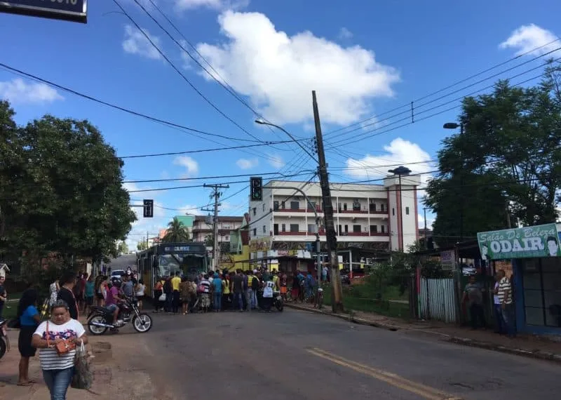 Idoso é atropelado por ônibus ao atravessar na faixa de pedestre