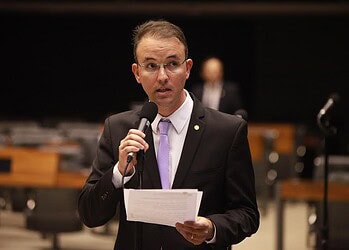 Michel Temer compra votos para aprovar reforma da Previdência, denuncia Leo de Brito