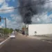 Loja de baterias pega fogo na avenida Antônio da Rocha Viana