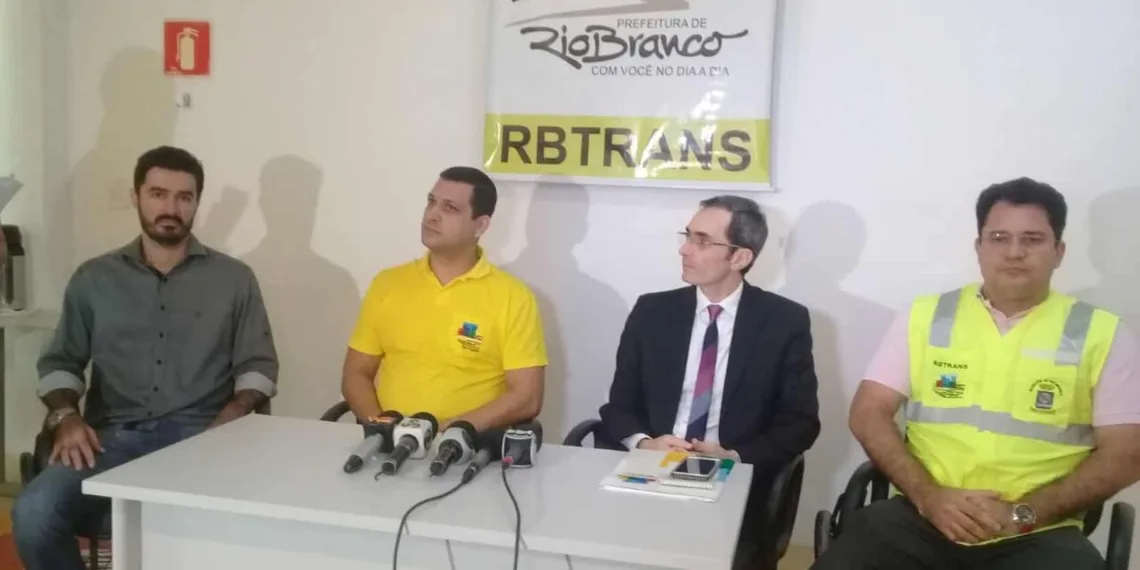 Internautas criticam decisão da Procuradoria de proibir operação de Uber na Capital