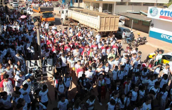 Caminhada pela paz leva mais de dois mil estudantes às ruas em Rio Branco