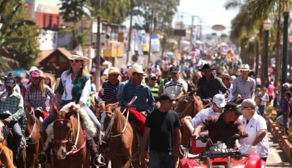 Participantes comemoram a volta da realização da Cavalgada no sábado