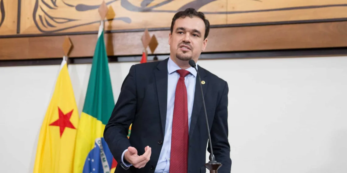Líder do governo rebate crítica da oposição e diz que ministro da Saúde representa um governo corrupto