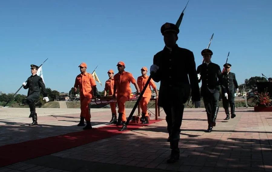 Troca da bandeira e outorga de medalhas marcam aniversário de 55 anos do Acre