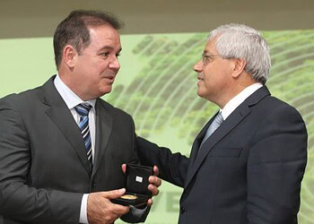 Tião Viana é homenageado pelo TCU e recebe condecoração em Belém