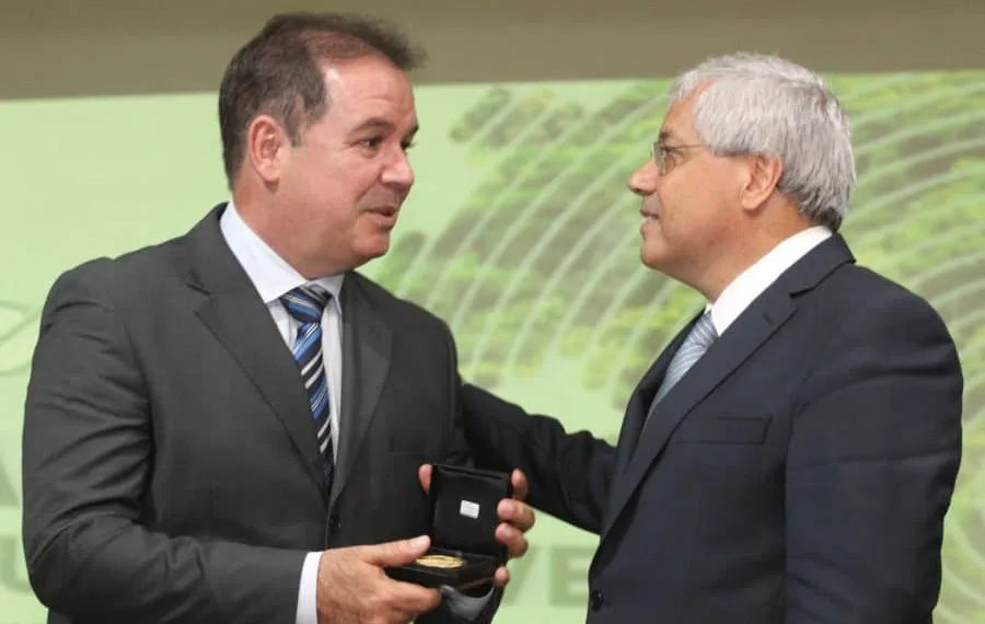 Tião Viana é homenageado pelo TCU e recebe condecoração em Belém