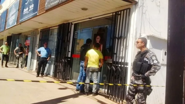 Pessoa reage a assalto em joalheria, atira e mata um dos suspeitos