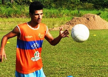 Jogador que levou tiro na perna há um ano continua fora dos campos