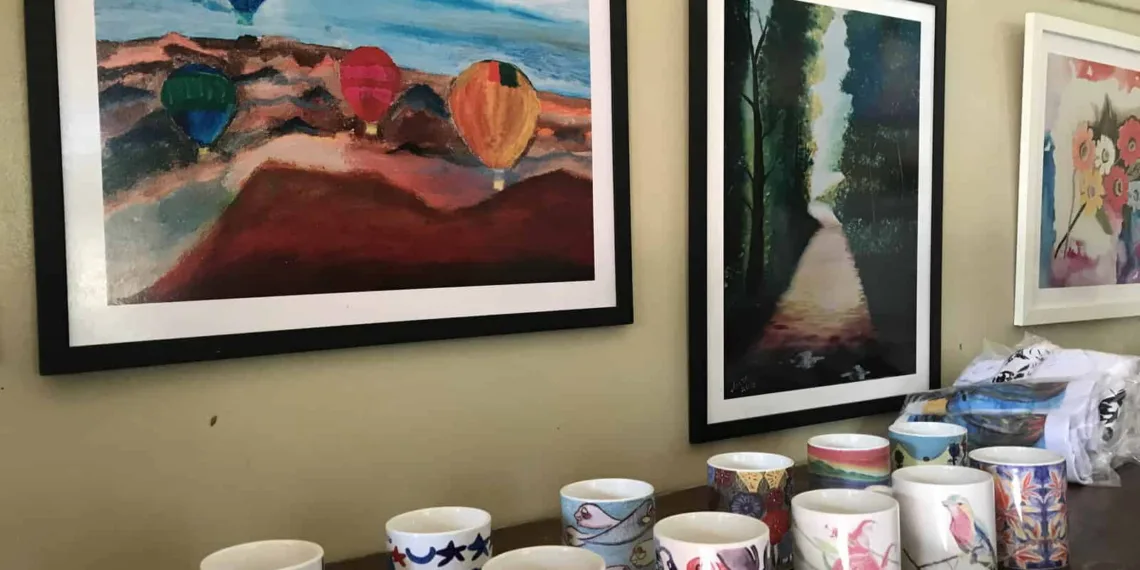 Pinturas feitas por pessoas com transtorno mental viram estampas de canecas e camisas