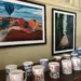 Pinturas feitas por pessoas com transtorno mental viram estampas de canecas e camisas