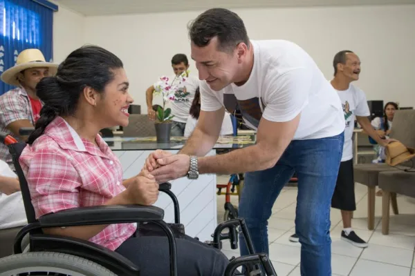 Ney Amorim visita Apae de Cruzeiro do Sul e garante apoio a jovem atleta