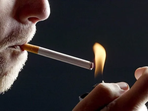 Tabaco deixa marcas nos dentes por séculos