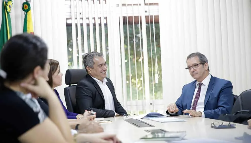 Reitor da Ufac reúne-se com diretor do MEC