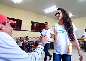 Governo começa a pagar bolsas a servidores que atuam no ensino integral