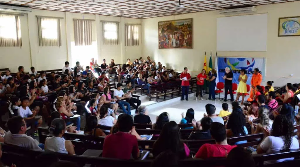 Centro de Estudo de Línguas extrapola número de vagas do edital e matricula quase mil pessoas