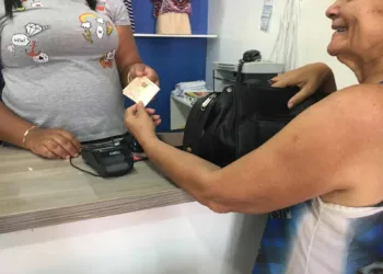 Comerciantes e consumidores alegam que a lei que concede desconto ao pagamento em dinheiro não é novidade 16 Lojas já apostavam no desconto em pagamentos feitos em dinheiro