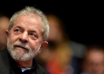 (FILES) This file photo taken on August 29, 2015 shows Brazilian former president (2003-2011) Luiz Inacio Lula Da Silva participating in the 12th Congress of the Brazilian Workers Union (CUT) in Belo Horizonte, Brazil, on August 28, 2015. 
Brazil police search home on March 4, 2016 of ex-president Lula da Silva in corruption probe.  / AFP / DOUGLAS MAGNO