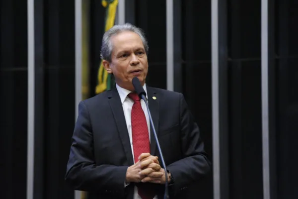 Angelim sobe à tribuna para pedir providências sobre a situação em Xapuri