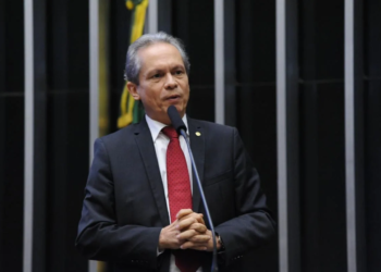 Angelim sobe à tribuna para pedir providências sobre a situação em Xapuri