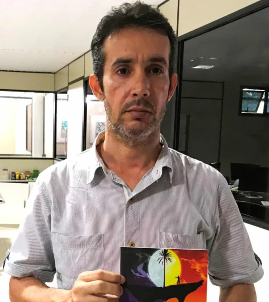 Mestre de obras realiza sonho e publica primeiro livro de poesias no Acre