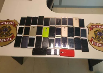 Polícia Federal prende mulher no aeroporto com 40 celulares aparentemente furtados