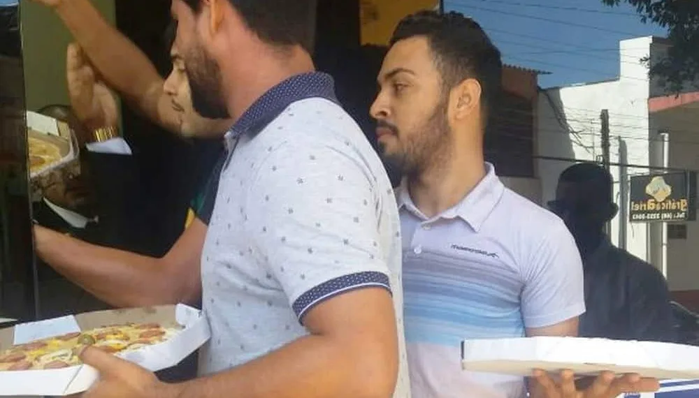 Após CPI do transporte ser finalizada sem irregularidades, grupo protesta com pizzas na Câmara de Vereadores