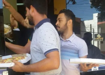 Após CPI do transporte ser finalizada sem irregularidades, grupo protesta com pizzas na Câmara de Vereadores